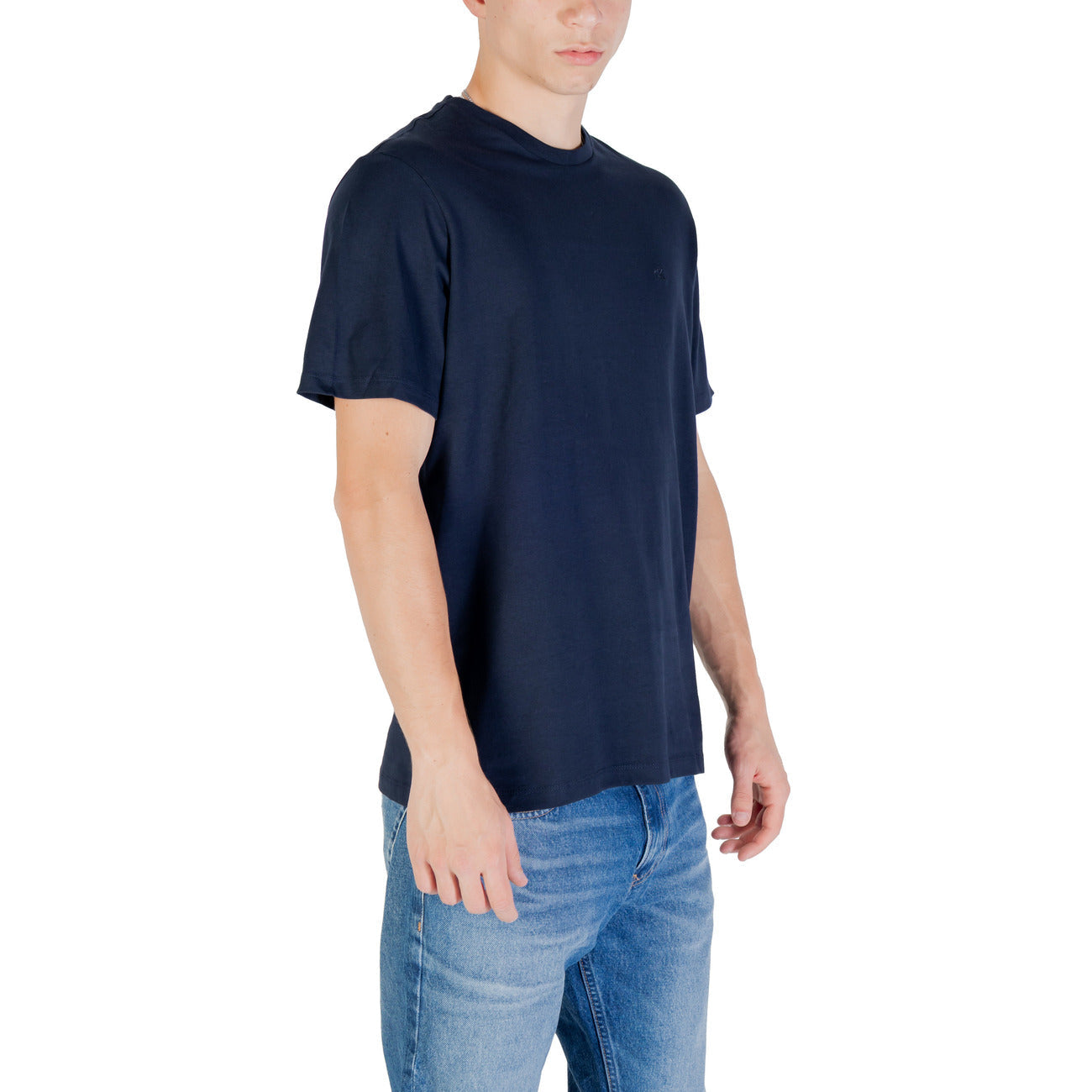 Calvin Klein Jeans Herren T-Shirt in navyblau mit ikonischem CK Logo, aus hochwertiger Baumwolle für modernen Komfort.