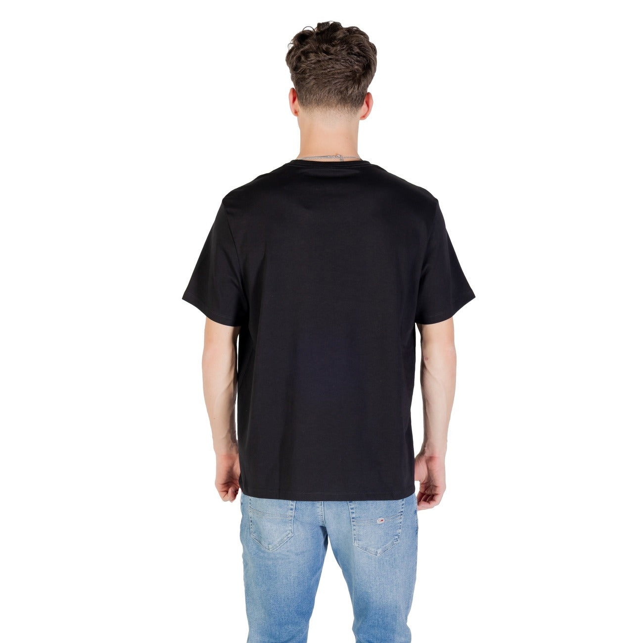 Calvin Klein Jeans Herren T-Shirt in Schwarz, hinten sichtbar, komfortable Passform und hochwertiger Baumwollstoff.
